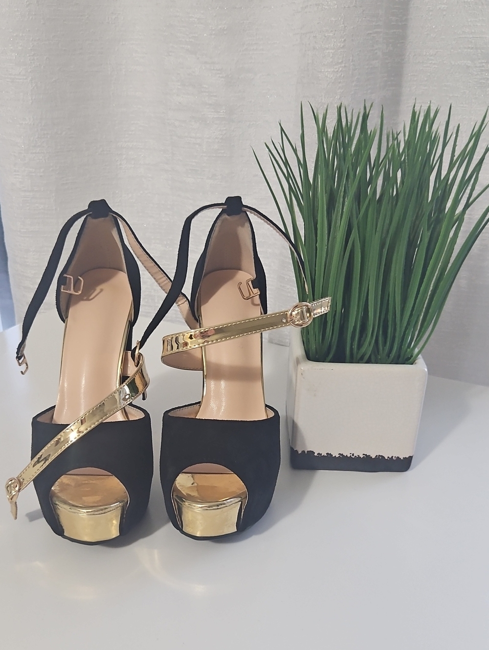 New Black & Gold Platform Sandals | Women's US 5 / EU 35 | Never Worn.